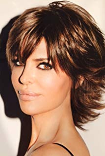 How tall is Lisa Rinna?